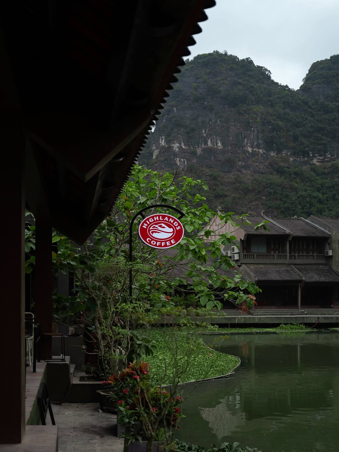 Đại chiến "view triệu đ&ocirc;" giữa l&ograve;ng Tr&agrave;ng An: Highlands v&agrave; Starbucks ai cũng đẹp nhưng chi tiết n&agrave;y mới quyết định kẻ thắng thế- Ảnh 5.