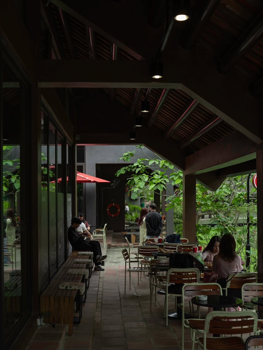 Đại chiến "view triệu đ&ocirc;" giữa l&ograve;ng Tr&agrave;ng An: Highlands v&agrave; Starbucks ai cũng đẹp nhưng chi tiết n&agrave;y mới quyết định kẻ thắng thế- Ảnh 6.