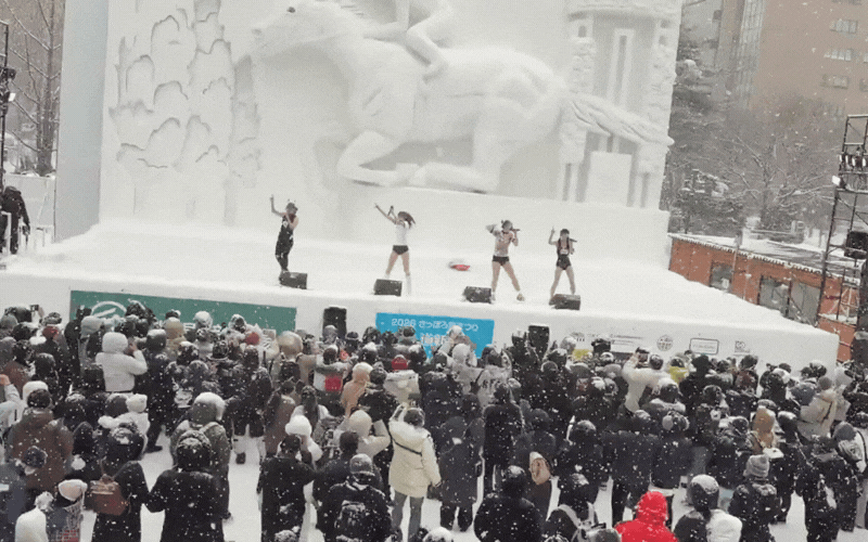 Nh&oacute;m nữ cả c&otilde;i mạng k&ecirc;u gọi tan r&atilde;: Mặc đồ bơi biểu diễn dưới trời tuyết, bị đe doạ phải đ&oacute;ng phim người lớn- Ảnh 1.