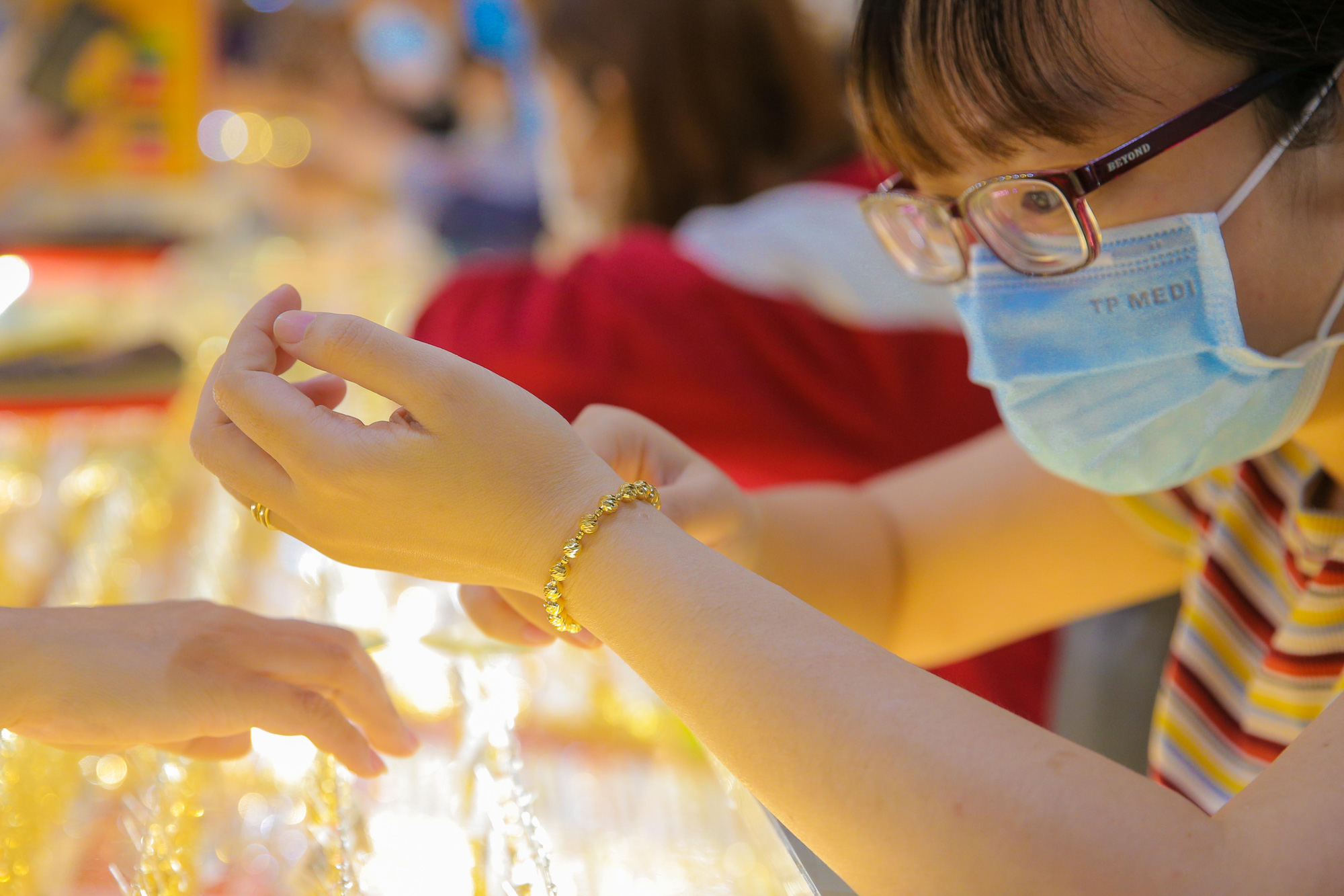 Kh&aacute;ch giao dịch v&agrave;ng từ 5 triệu đồng trở l&ecirc;n phải chuyển khoản- Ảnh 1.