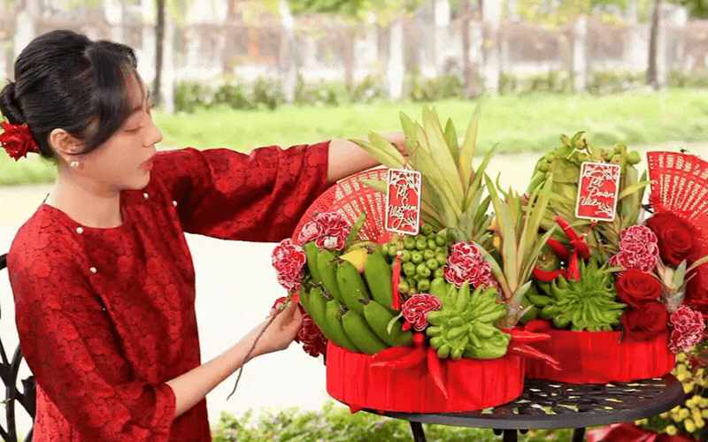 "Vũ kh&iacute; b&iacute; mật" gi&uacute;p b&agrave;y m&acirc;m ngũ quả Tết chắc nịch kh&ocirc;ng sợ rớt: Mẹ chồng kh&oacute; t&iacute;nh mấy cũng phải gật g&ugrave;!- Ảnh 1.