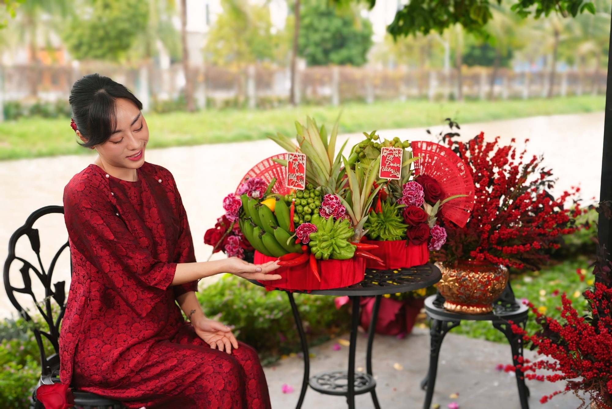 Bảo l&agrave; "m&acirc;m ngũ quả" nhưng sao Tết nay nh&agrave; n&agrave;o cũng chất cao như n&uacute;i, đếm sơ sơ cả chục loại? Biết l&yacute; do xong tự nhi&ecirc;n thấy thương c&aacute;c mẹ v&ocirc; c&ugrave;ng!- Ảnh 1.