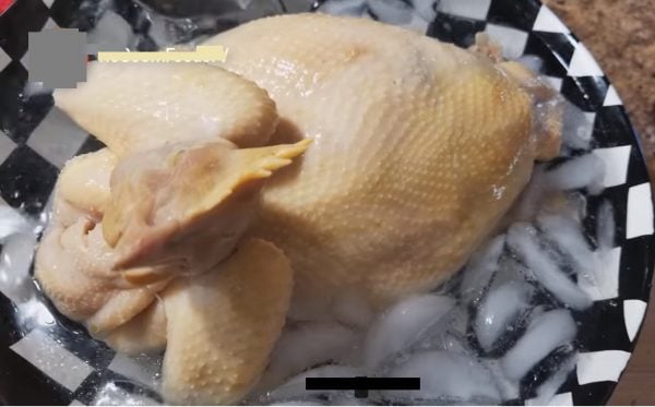 Luộc g&agrave; c&uacute;ng giao thừa chớ bỏ qua 3 thao t&aacute;c quan trọng: G&agrave; đẹp, v&agrave;ng ươm, thịt căng mọng, kh&ocirc;ng kh&ocirc;- Ảnh 3.