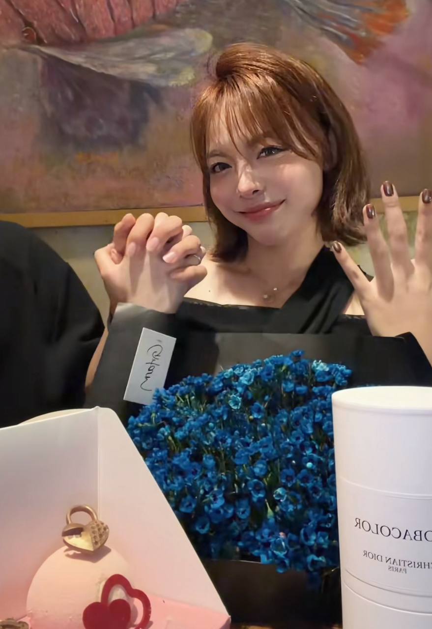 Hotgirl bắn s&uacute;ng Ph&iacute; Thanh Thảo c&ocirc;ng khai nắm tay 