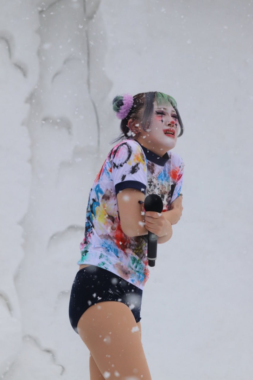 Nh&oacute;m nữ cả c&otilde;i mạng k&ecirc;u gọi tan r&atilde;: Mặc đồ bơi biểu diễn dưới trời tuyết, bị đe doạ phải đ&oacute;ng phim người lớn- Ảnh 4.