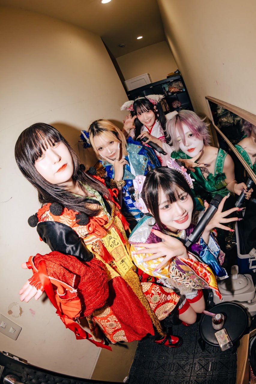 Nh&oacute;m nữ cả c&otilde;i mạng k&ecirc;u gọi tan r&atilde;: Mặc đồ bơi biểu diễn dưới trời tuyết, bị đe doạ phải đ&oacute;ng phim người lớn- Ảnh 7.