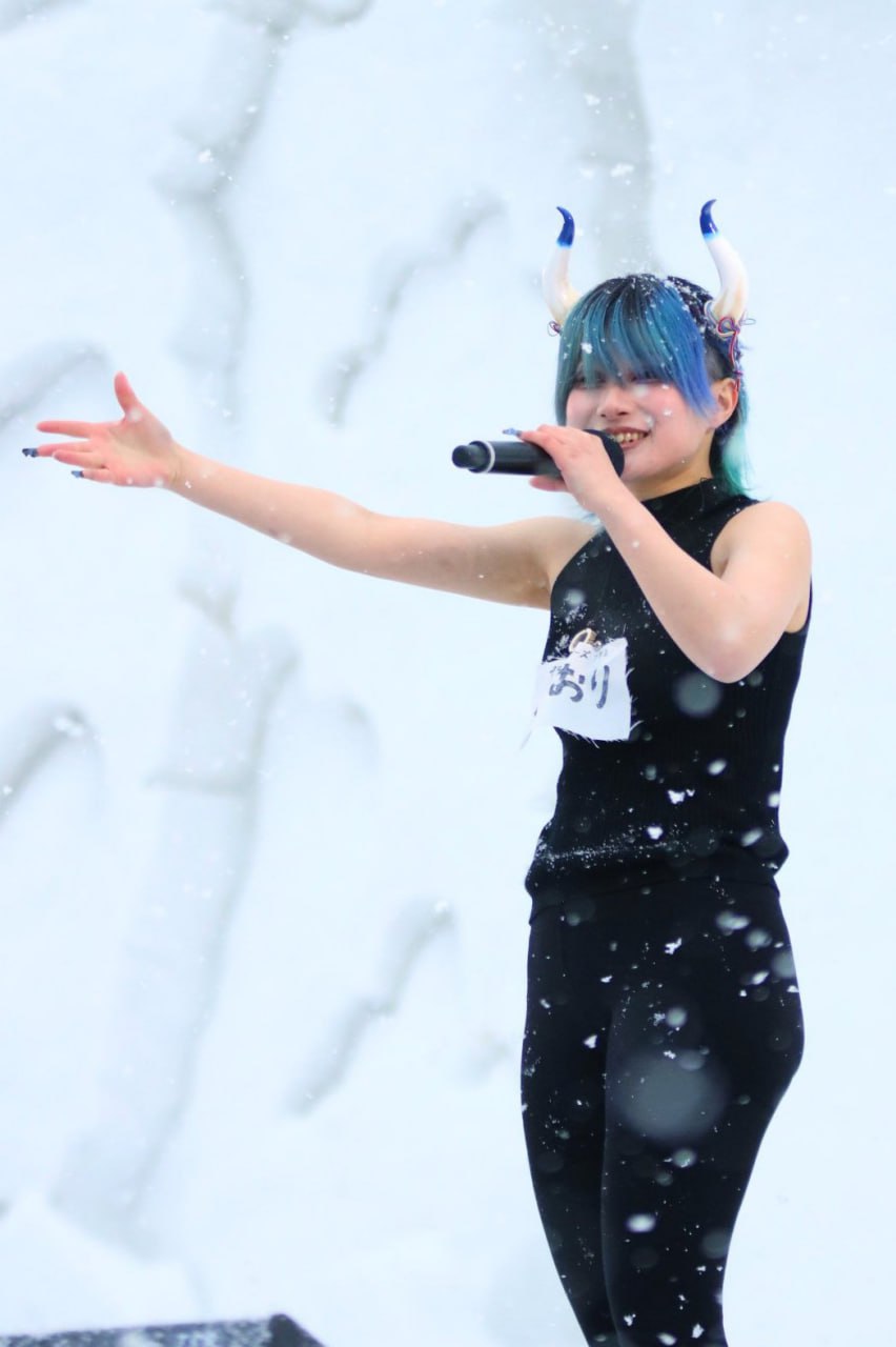 Nh&oacute;m nữ cả c&otilde;i mạng k&ecirc;u gọi tan r&atilde;: Mặc đồ bơi biểu diễn dưới trời tuyết, bị đe doạ phải đ&oacute;ng phim người lớn- Ảnh 5.