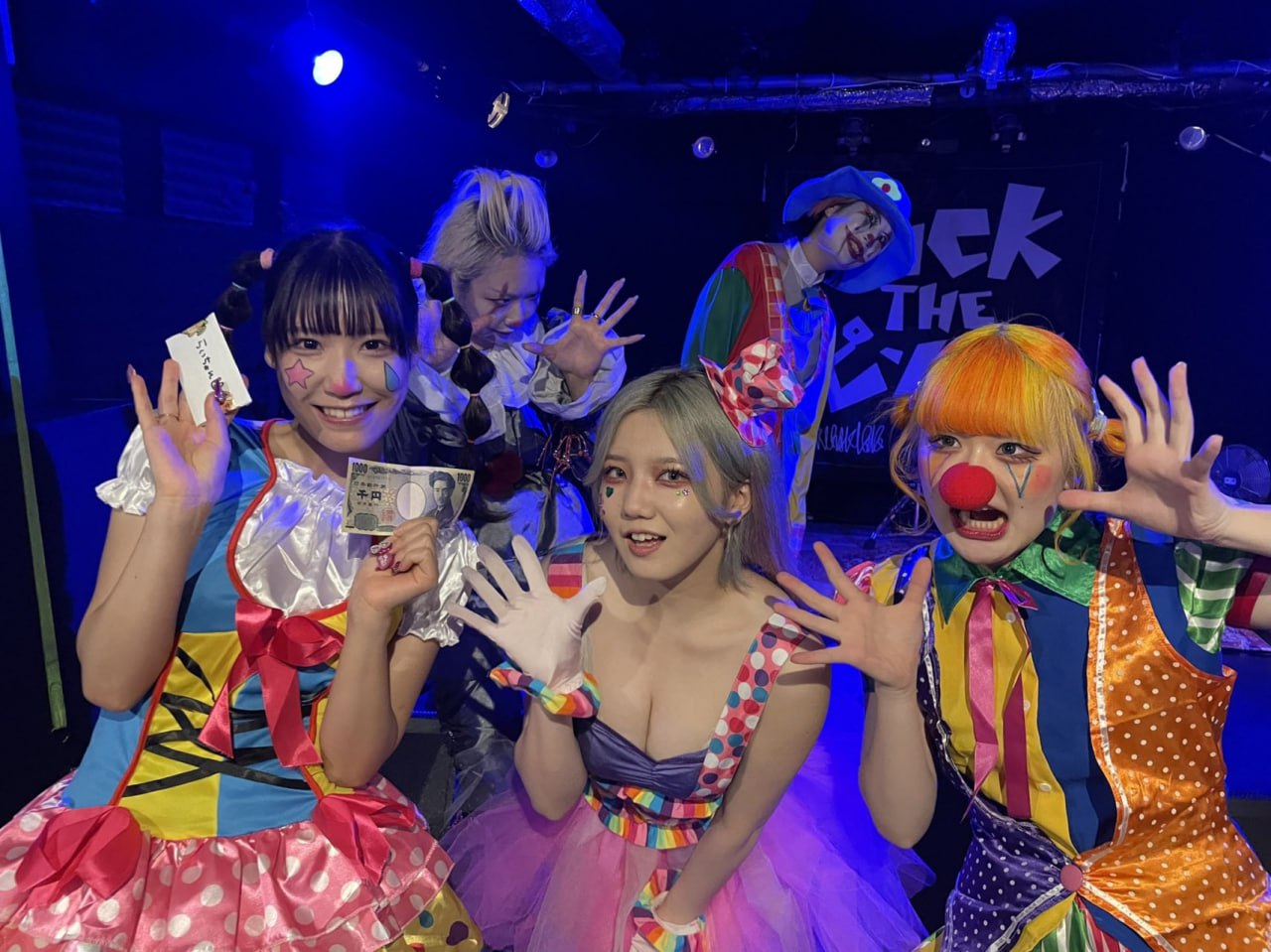 Nh&oacute;m nữ cả c&otilde;i mạng k&ecirc;u gọi tan r&atilde;: Mặc đồ bơi biểu diễn dưới trời tuyết, bị đe doạ phải đ&oacute;ng phim người lớn- Ảnh 9.