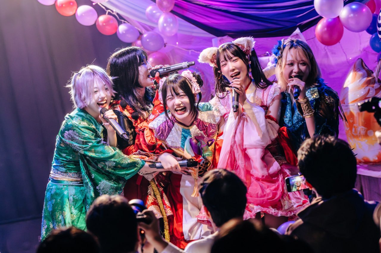 Nh&oacute;m nữ cả c&otilde;i mạng k&ecirc;u gọi tan r&atilde;: Mặc đồ bơi biểu diễn dưới trời tuyết, bị đe doạ phải đ&oacute;ng phim người lớn- Ảnh 8.