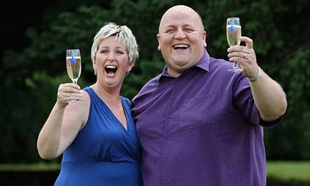 Tr&uacute;ng số độc đắc 148 triệu bảng, người đ&agrave;n &ocirc;ng sống c&ocirc; độc tr&ecirc;n "n&uacute;i" tiền- Ảnh 1.