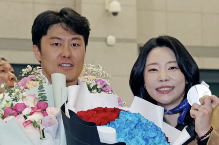 Vợ tụng kinh, lạy Phật 108 lần mỗi ng&agrave;y cầu may cho chồng ở Thế vận hội m&ugrave;a đ&ocirc;ng- Ảnh 1.