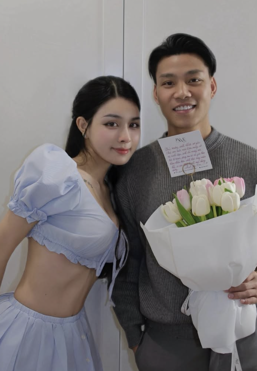 Văn Thanh cực t&igrave;nh b&ecirc;n bạn g&aacute;i 