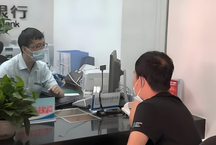 Vay ng&acirc;n h&agrave;ng hơn 940 triệu đồng mua v&agrave;ng đ&uacute;ng đỉnh, người đ&agrave;n &ocirc;ng thừa nhận: &ldquo;L&atilde;i đậm nhưng vẫn mất ăn mất ngủ&rdquo;- Ảnh 1.