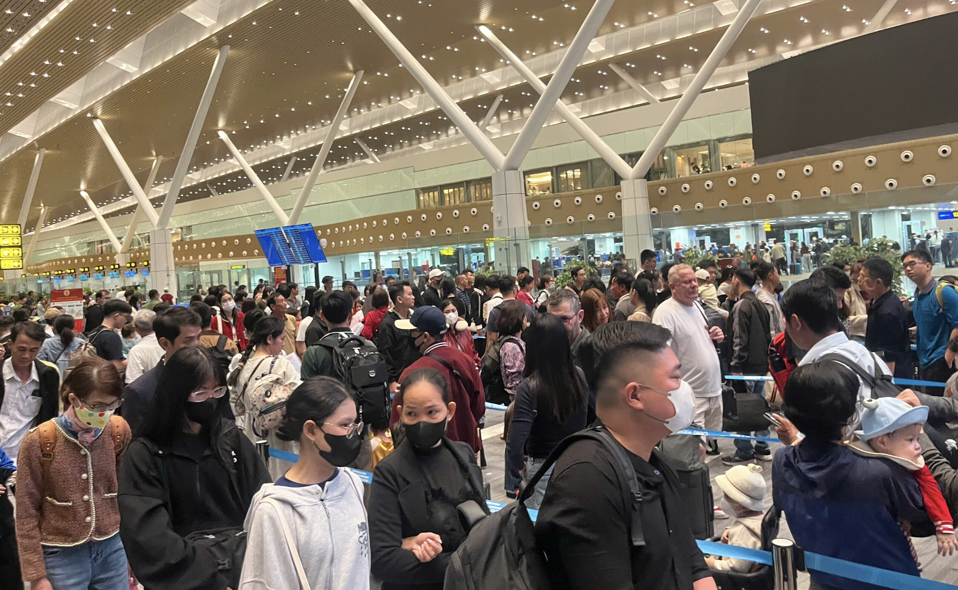 Bất ngờ v&eacute; m&aacute;y bay Tết từ TPHCM đi H&agrave; Nội ng&agrave;y 28 th&aacute;ng Chạp- Ảnh 1.