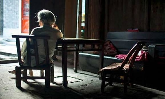 75 tuổi, cụ &ocirc;ng mang 700 triệu tiền chữa bệnh của vợ đi đầu tư lấy l&atilde;i cao rồi mất sạch: Đời người phải nhớ giữ tiền ở 3 nơi- Ảnh 1.