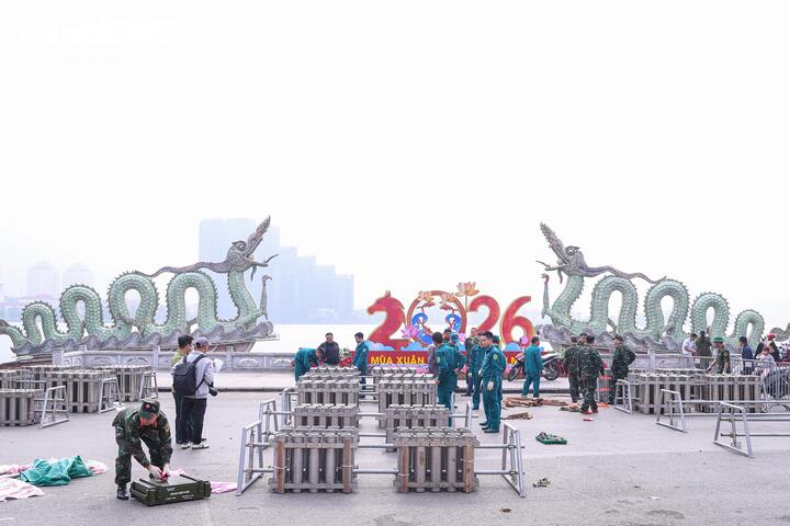 To&agrave;n cảnh trận địa ph&aacute;o hoa ở H&agrave; Nội ch&agrave;o mừng năm mới B&iacute;nh Ngọ 2026- Ảnh 1.