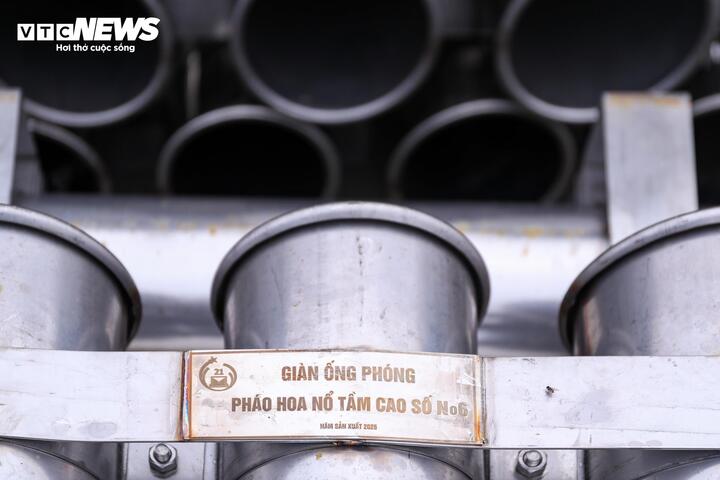 To&agrave;n cảnh trận địa ph&aacute;o hoa ở H&agrave; Nội ch&agrave;o mừng năm mới B&iacute;nh Ngọ 2026- Ảnh 15.