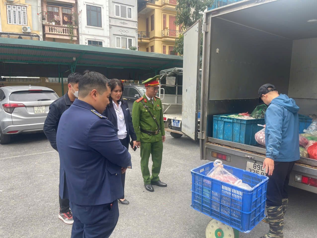 Phát hiện xe tải màu xám lạ, công an Việt Nam lập tức theo dõi giám sát để kiểm tra- Ảnh 3.