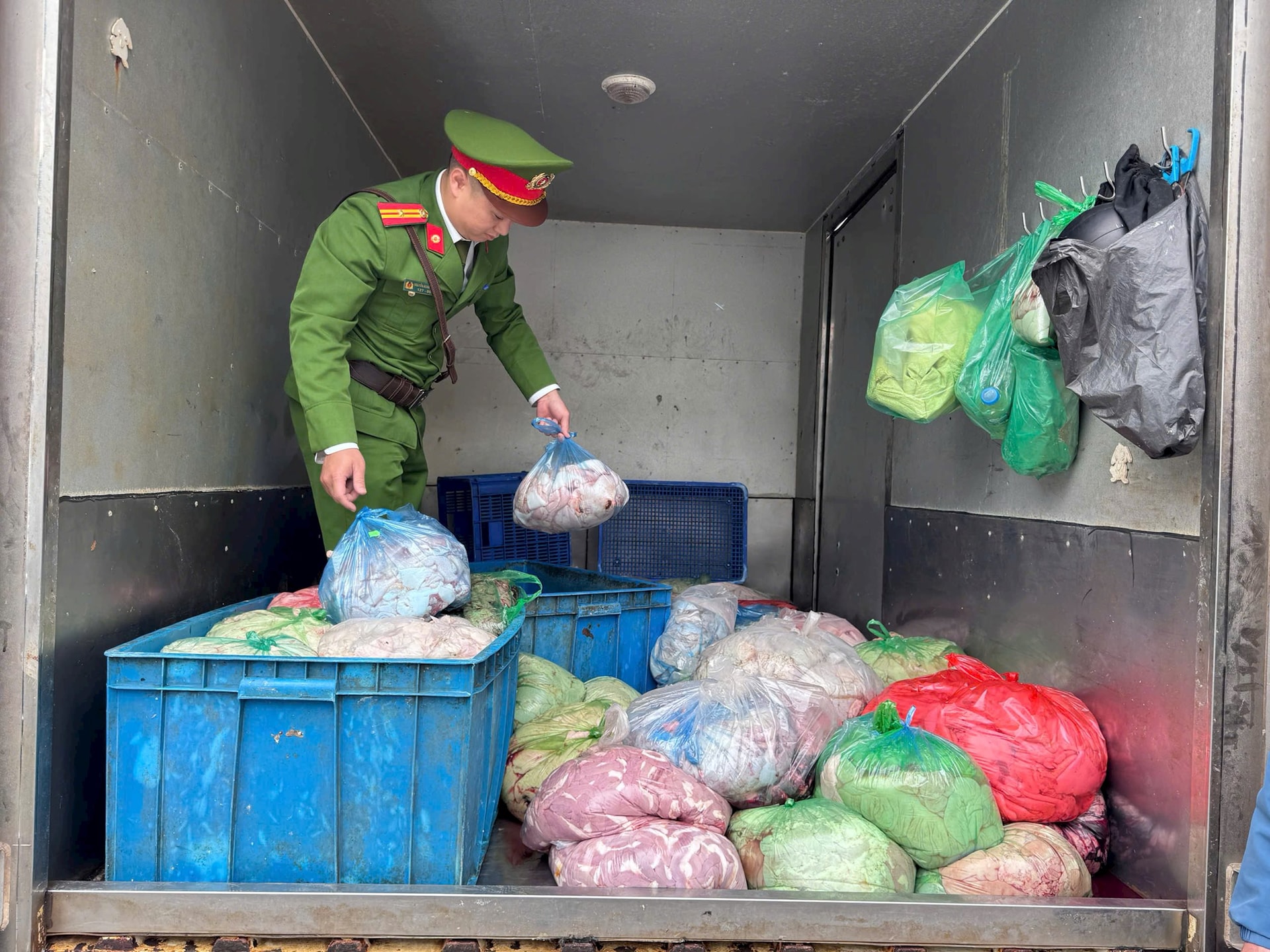 Phát hiện xe tải màu xám lạ, công an Việt Nam lập tức theo dõi giám sát để kiểm tra- Ảnh 2.