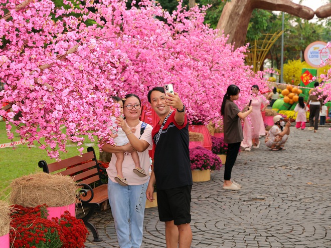 CLIP: Ngắm linh vật ngựa oai phong tại đường hoa xu&acirc;n Vĩnh Long- Ảnh 6.