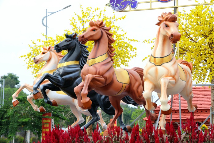 CLIP: Ngắm linh vật ngựa oai phong tại đường hoa xu&acirc;n Vĩnh Long- Ảnh 2.