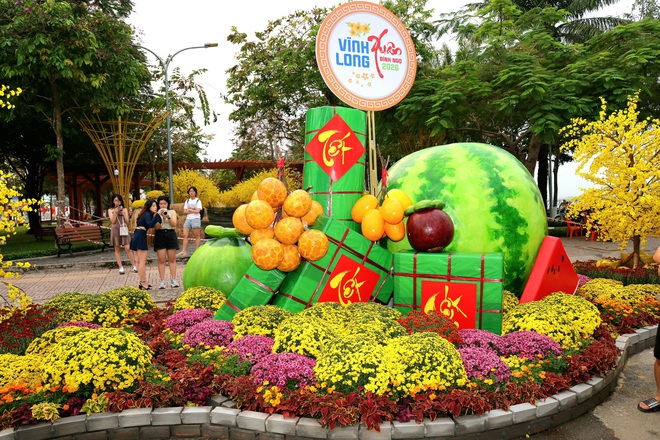 CLIP: Ngắm linh vật ngựa oai phong tại đường hoa xu&acirc;n Vĩnh Long- Ảnh 4.