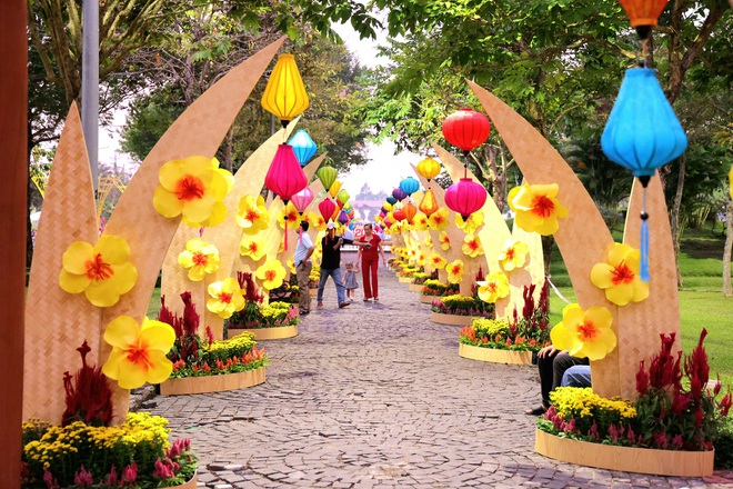 CLIP: Ngắm linh vật ngựa oai phong tại đường hoa xu&acirc;n Vĩnh Long- Ảnh 5.