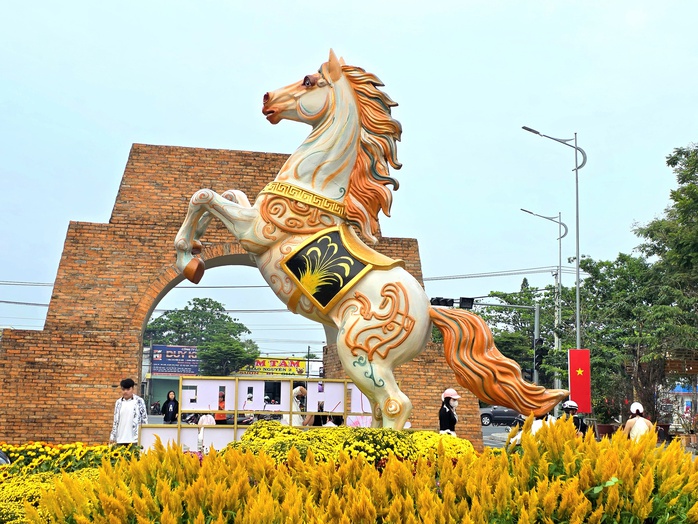 CLIP: Ngắm linh vật ngựa oai phong tại đường hoa xu&acirc;n Vĩnh Long- Ảnh 1.