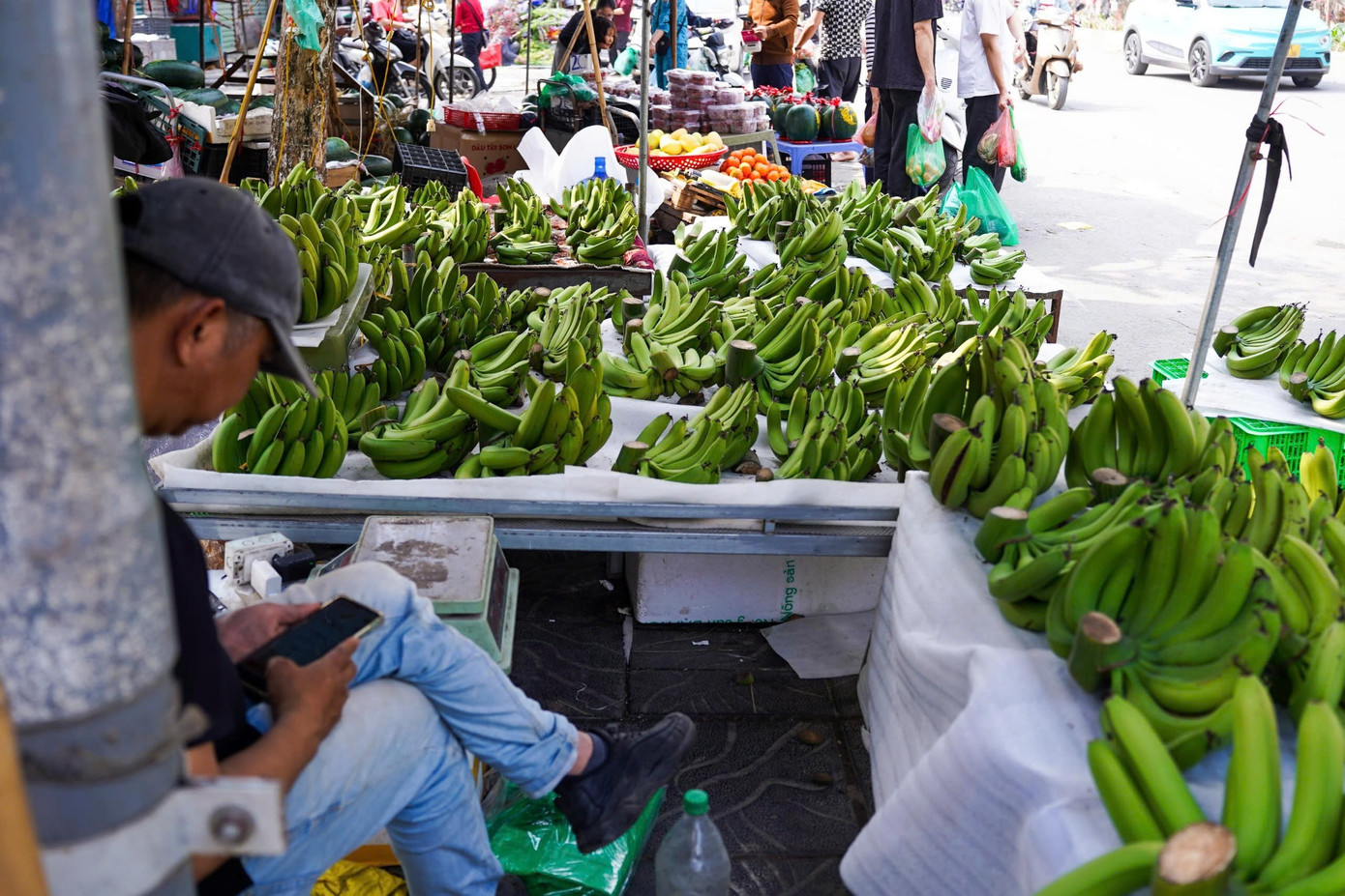 Chuối xanh 28 Tết: Từ nửa triệu &lsquo;rơi&rsquo; xuống 30.000 đồng vẫn ế- Ảnh 3.