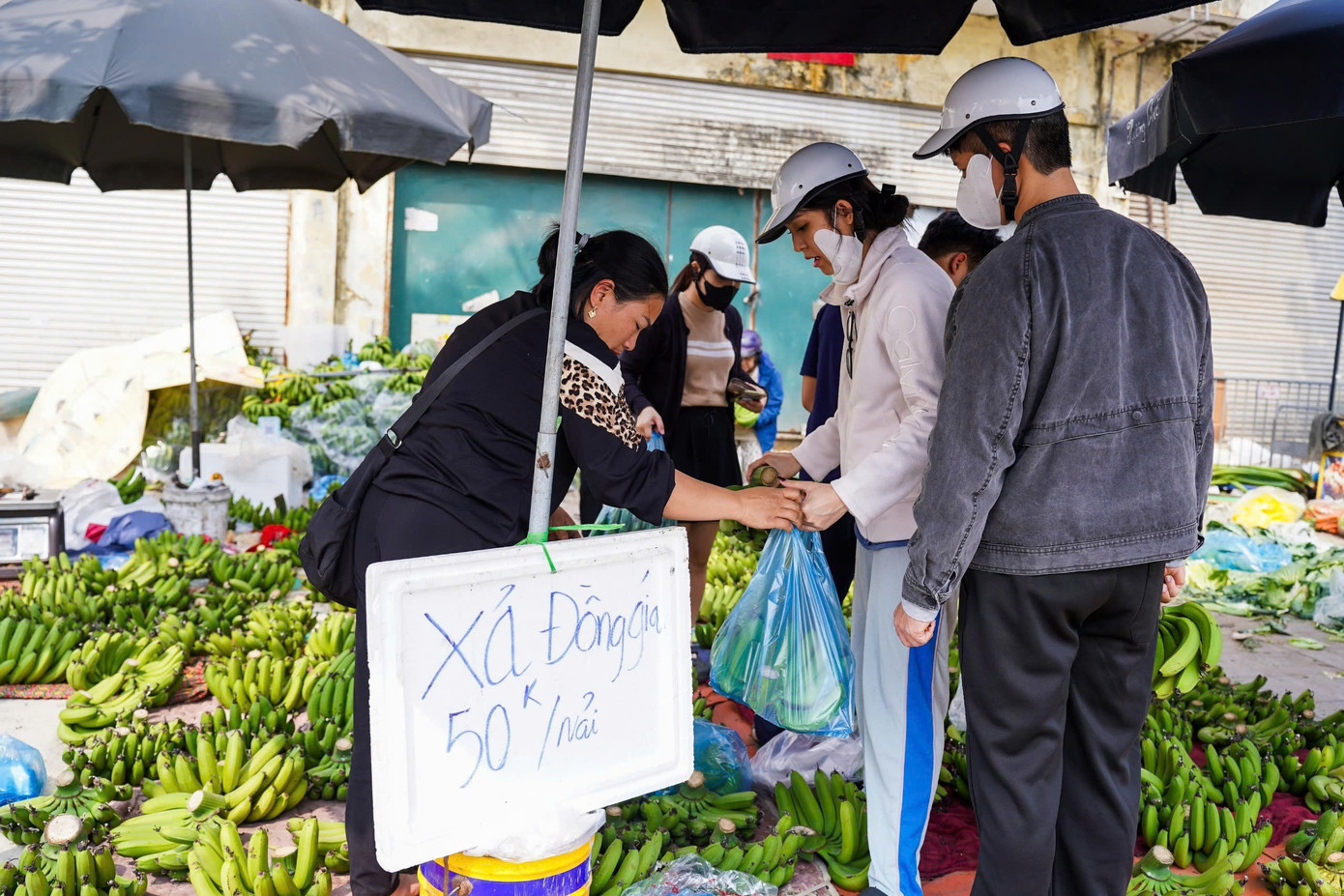 Chuối xanh 28 Tết: Từ nửa triệu &lsquo;rơi&rsquo; xuống 30.000 đồng vẫn ế- Ảnh 7.