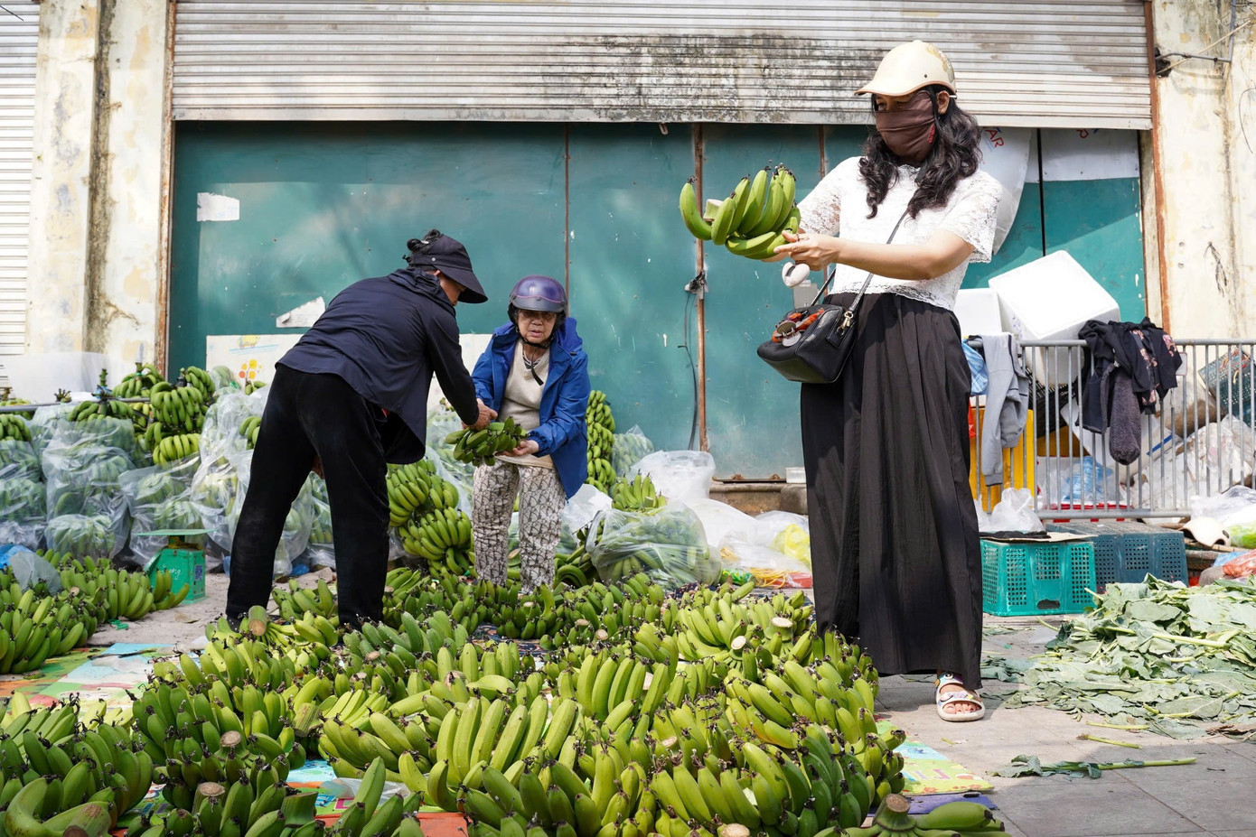 Chuối xanh 28 Tết: Từ nửa triệu &lsquo;rơi&rsquo; xuống 30.000 đồng vẫn ế- Ảnh 2.