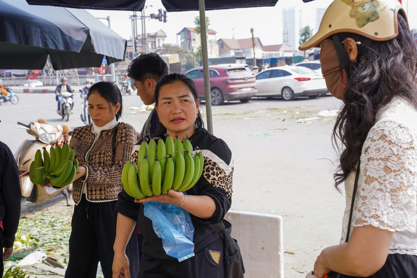 Chuối xanh 28 Tết: Từ nửa triệu &lsquo;rơi&rsquo; xuống 30.000 đồng vẫn ế- Ảnh 4.