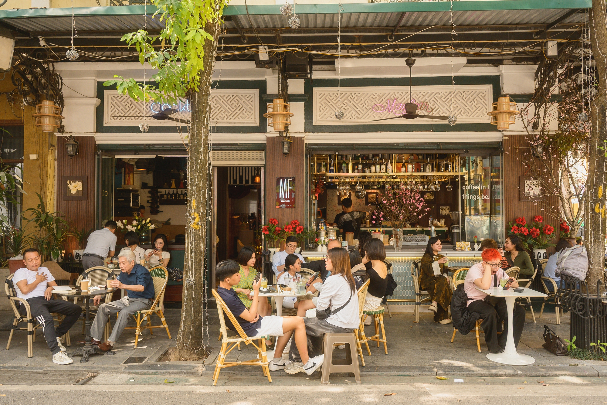 H&agrave; Nội chiều 29 Tết nhẹ t&ecirc;nh, d&acirc;n t&igrave;nh tranh thủ đi c&agrave; ph&ecirc; trong khung cảnh hiếm thấy- Ảnh 1.