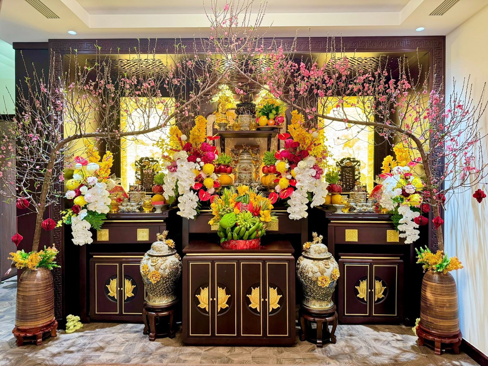 M&ugrave;ng 1 Tết ngắm ban thờ gia ti&ecirc;n đẹp chấn động: Đ&uacute;ng lễ nghi chuẩn phong thuỷ, cả c&otilde;i mạng c&ugrave;ng trầm trồ- Ảnh 1.