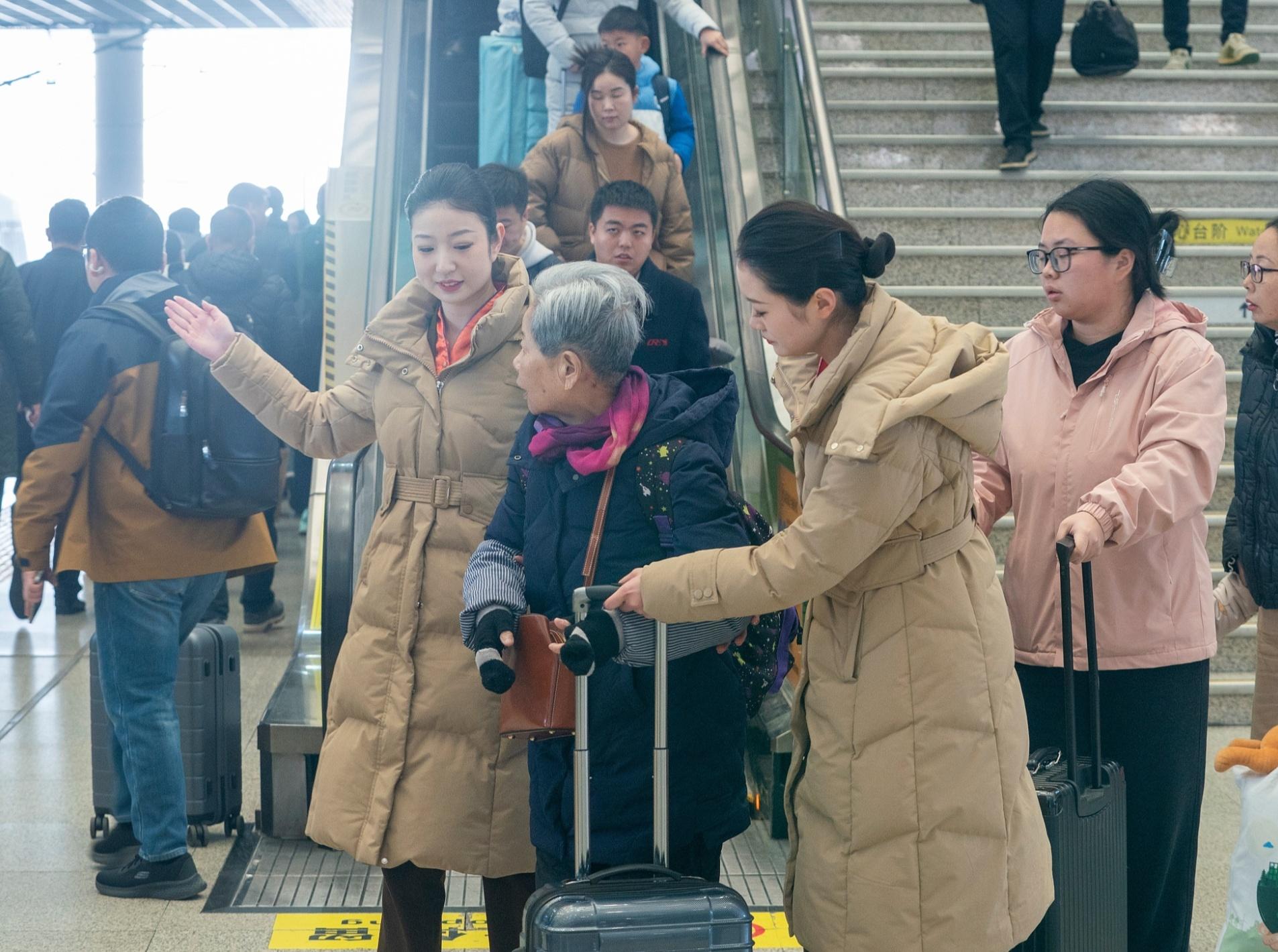 Đường về qu&ecirc; bằng mấy th&aacute;ng lương, nhiều gia đ&igrave;nh tiết kiệm bằng c&aacute;ch "đ&oacute;n Tết ngược" ở th&agrave;nh phố- Ảnh 2.