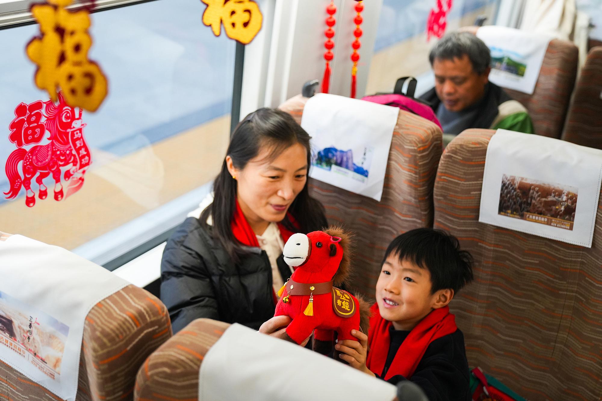 Đường về qu&ecirc; bằng mấy th&aacute;ng lương, nhiều gia đ&igrave;nh tiết kiệm bằng c&aacute;ch "đ&oacute;n Tết ngược" ở th&agrave;nh phố- Ảnh 1.