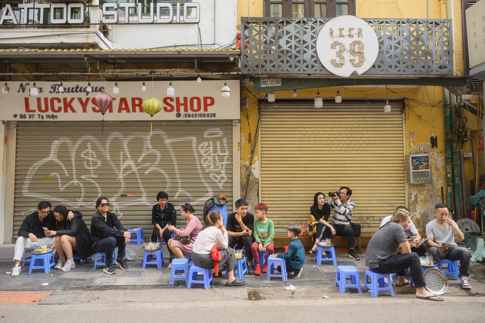 H&agrave; Nội chiều 29 Tết nhẹ t&ecirc;nh, d&acirc;n t&igrave;nh tranh thủ đi c&agrave; ph&ecirc; trong khung cảnh hiếm thấy- Ảnh 11.