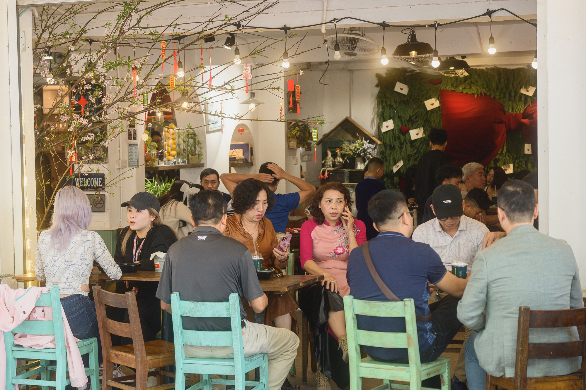 H&agrave; Nội chiều 29 Tết nhẹ t&ecirc;nh, d&acirc;n t&igrave;nh tranh thủ đi c&agrave; ph&ecirc; trong khung cảnh hiếm thấy- Ảnh 12.