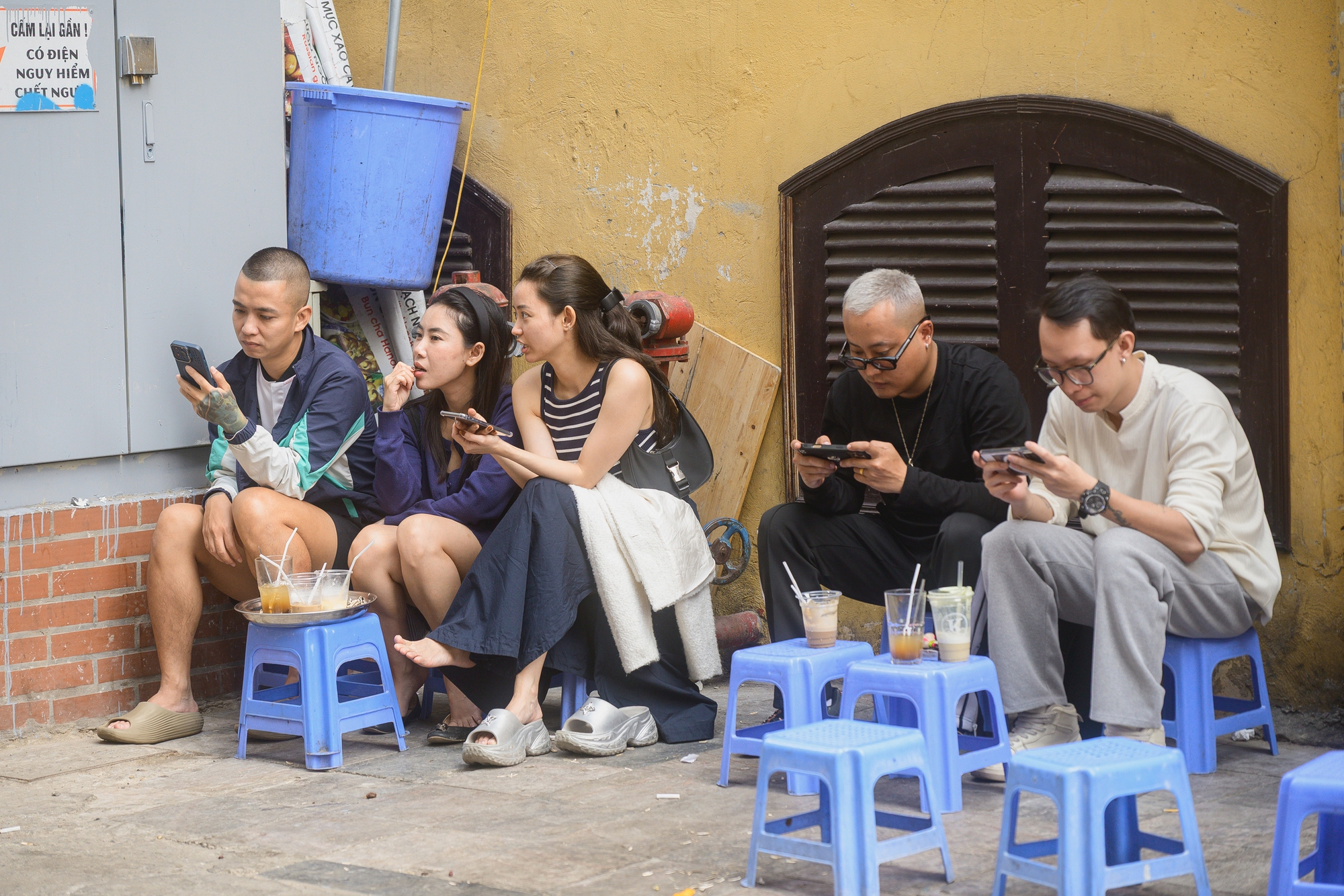 H&agrave; Nội chiều 29 Tết nhẹ t&ecirc;nh, d&acirc;n t&igrave;nh tranh thủ đi c&agrave; ph&ecirc; trong khung cảnh hiếm thấy- Ảnh 14.