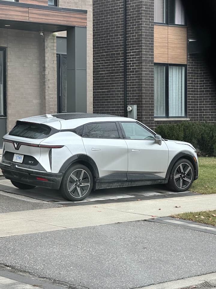 VinFast VF 7 tiếp tục được bắt gặp tr&ecirc;n đường phố Mỹ- Ảnh 1.