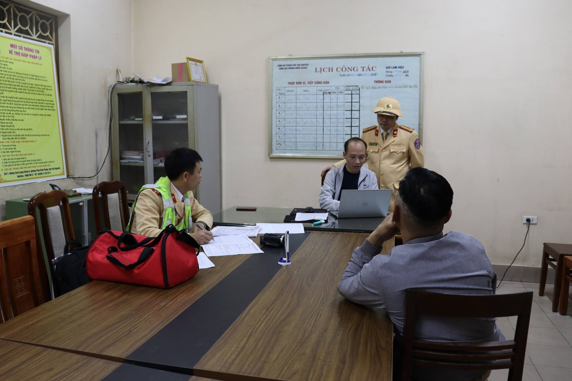 Người đàn ông lén lút trộm chiếc xe của mình ở chốt CSGT- Ảnh 1. Người đàn ông lén lút trộm chiếc xe của mình ở chốt CSGT- Ảnh 1.