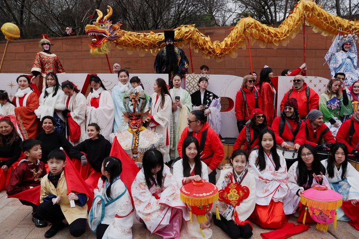 Đường phố khắp năm ch&acirc;u lung linh ch&agrave;o đ&oacute;n năm mới B&iacute;nh Ngọ- Ảnh 27.