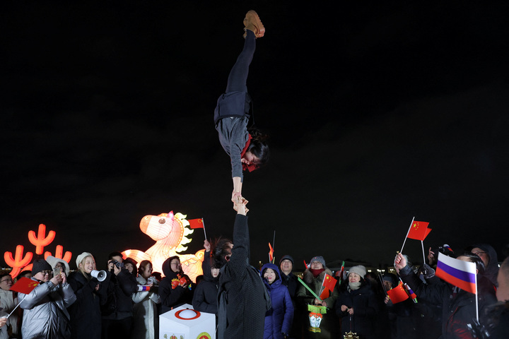 Đường phố khắp năm ch&acirc;u lung linh ch&agrave;o đ&oacute;n năm mới B&iacute;nh Ngọ- Ảnh 25.
