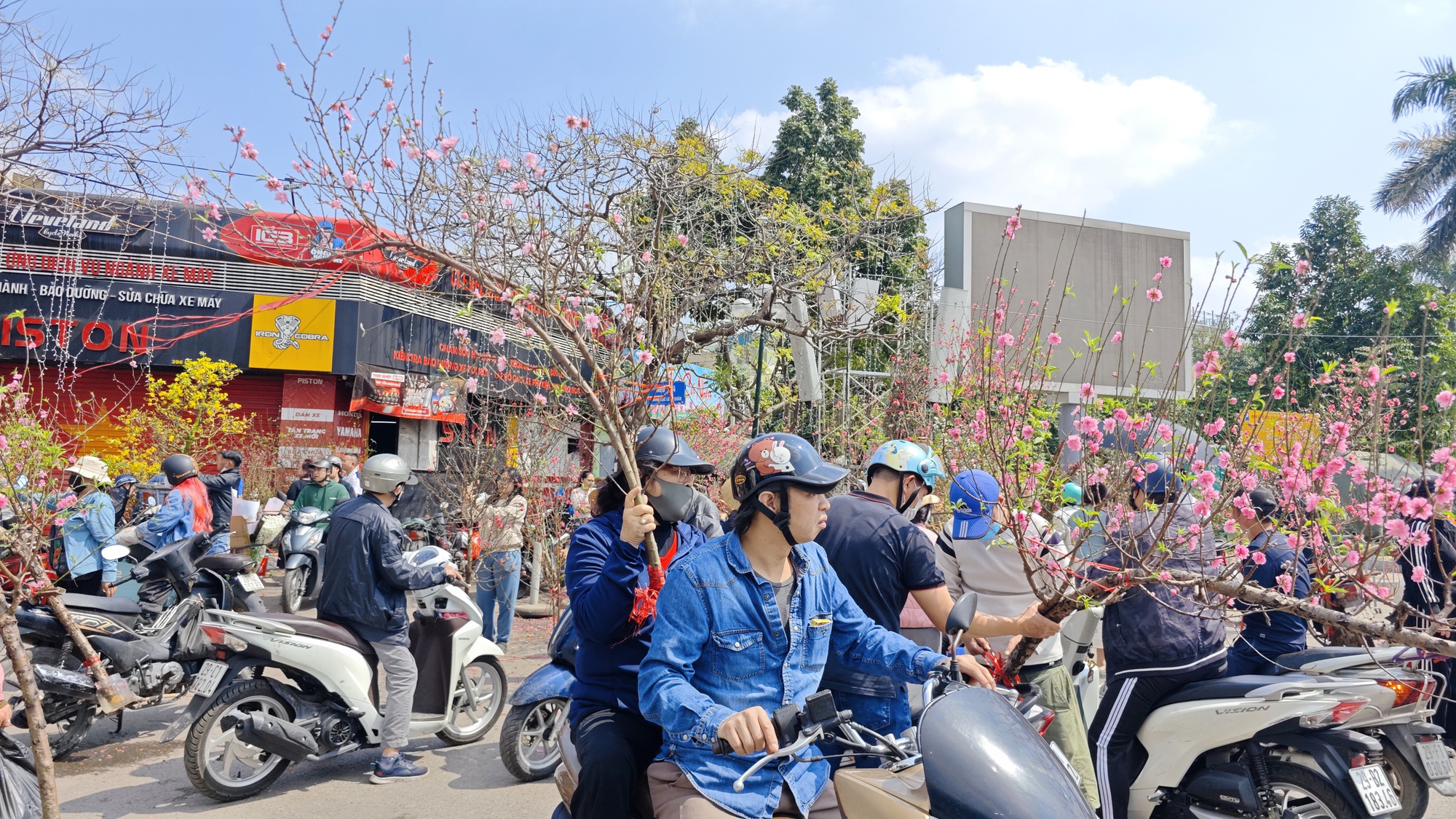 Chợ hoa 29 Tết: Tiểu thương hạ gi&aacute; trước giờ G, kh&ocirc;ng c&ograve;n cảnh 