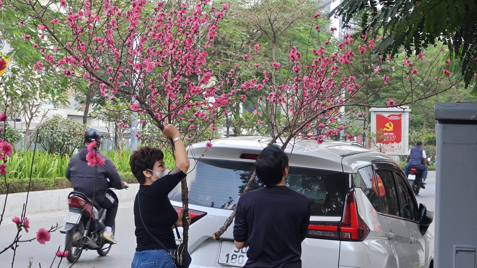 Chợ hoa 29 Tết: Tiểu thương hạ gi&aacute; trước giờ G, kh&ocirc;ng c&ograve;n cảnh 