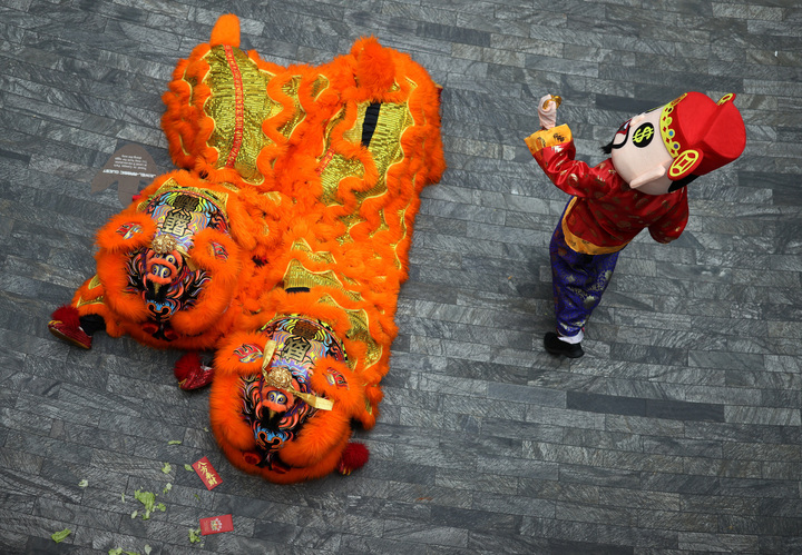 Đường phố khắp năm ch&acirc;u lung linh ch&agrave;o đ&oacute;n năm mới B&iacute;nh Ngọ- Ảnh 18.