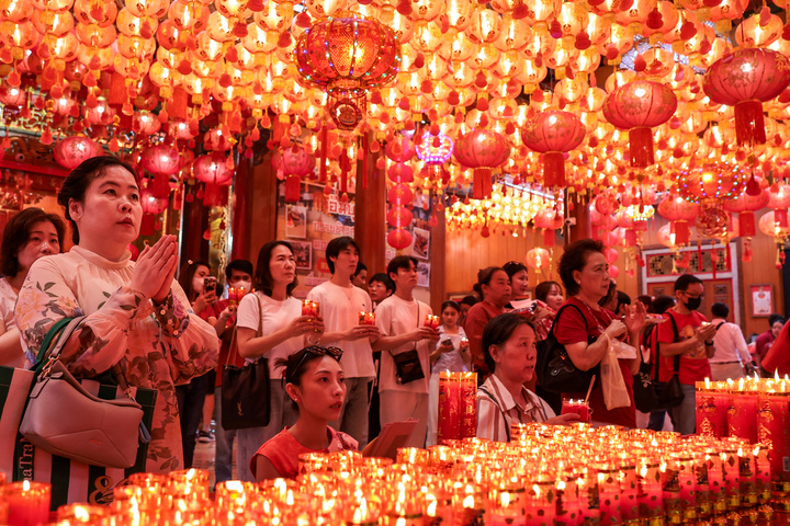 Đường phố khắp năm ch&acirc;u lung linh ch&agrave;o đ&oacute;n năm mới B&iacute;nh Ngọ- Ảnh 14.