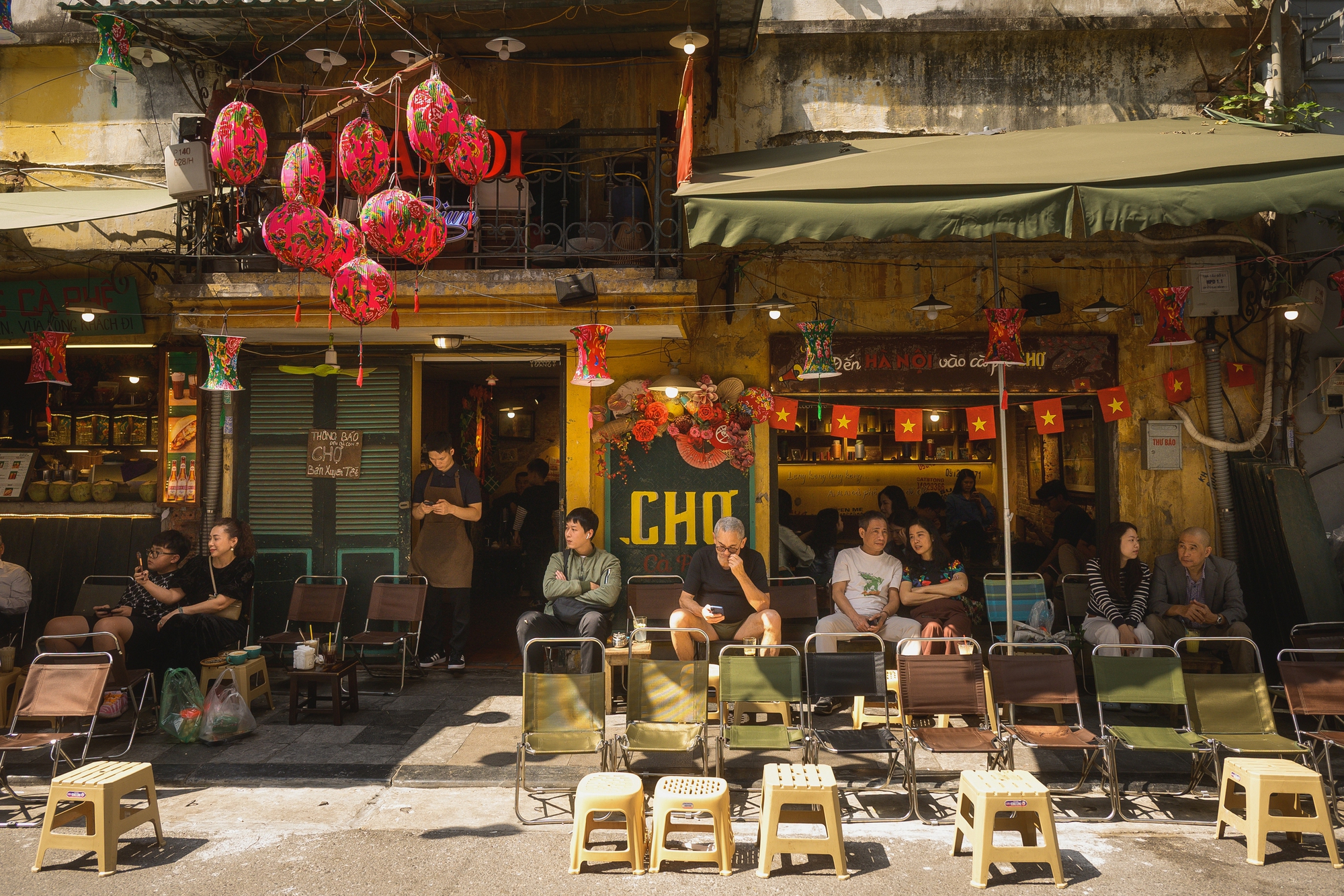 H&agrave; Nội chiều 29 Tết nhẹ t&ecirc;nh, d&acirc;n t&igrave;nh tranh thủ đi c&agrave; ph&ecirc; trong khung cảnh hiếm thấy- Ảnh 3.