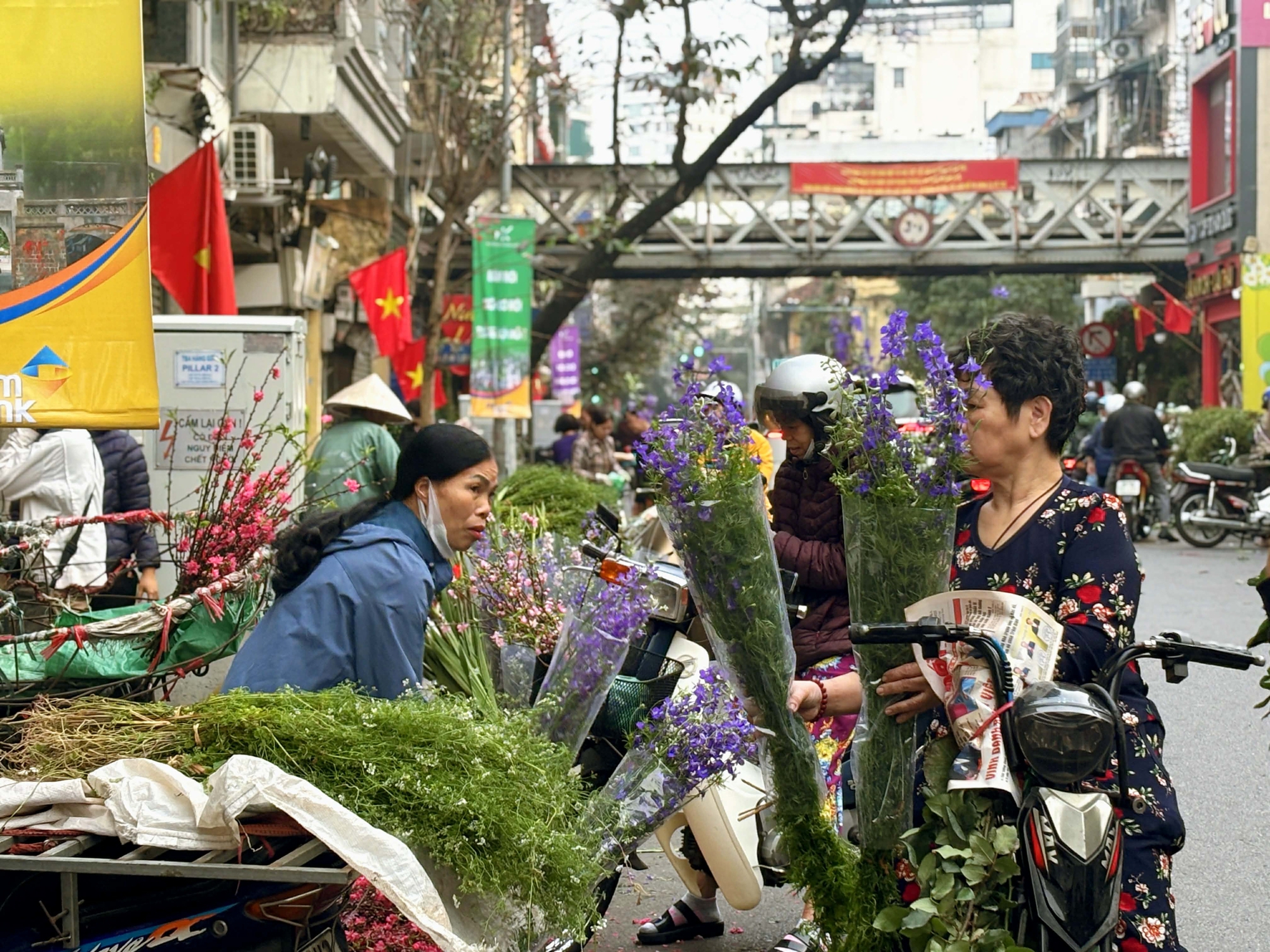 29 Tết: Không phải Hàng Bè, đây mới là nên cần đến nếu muốn tìm kiếm những nét truyền thống của Tết xưa- Ảnh 15. 29 Tết: Không phải Hàng Bè, đây mới là nên cần đến nếu muốn tìm kiếm những nét truyền thống của Tết xưa- Ảnh 15.