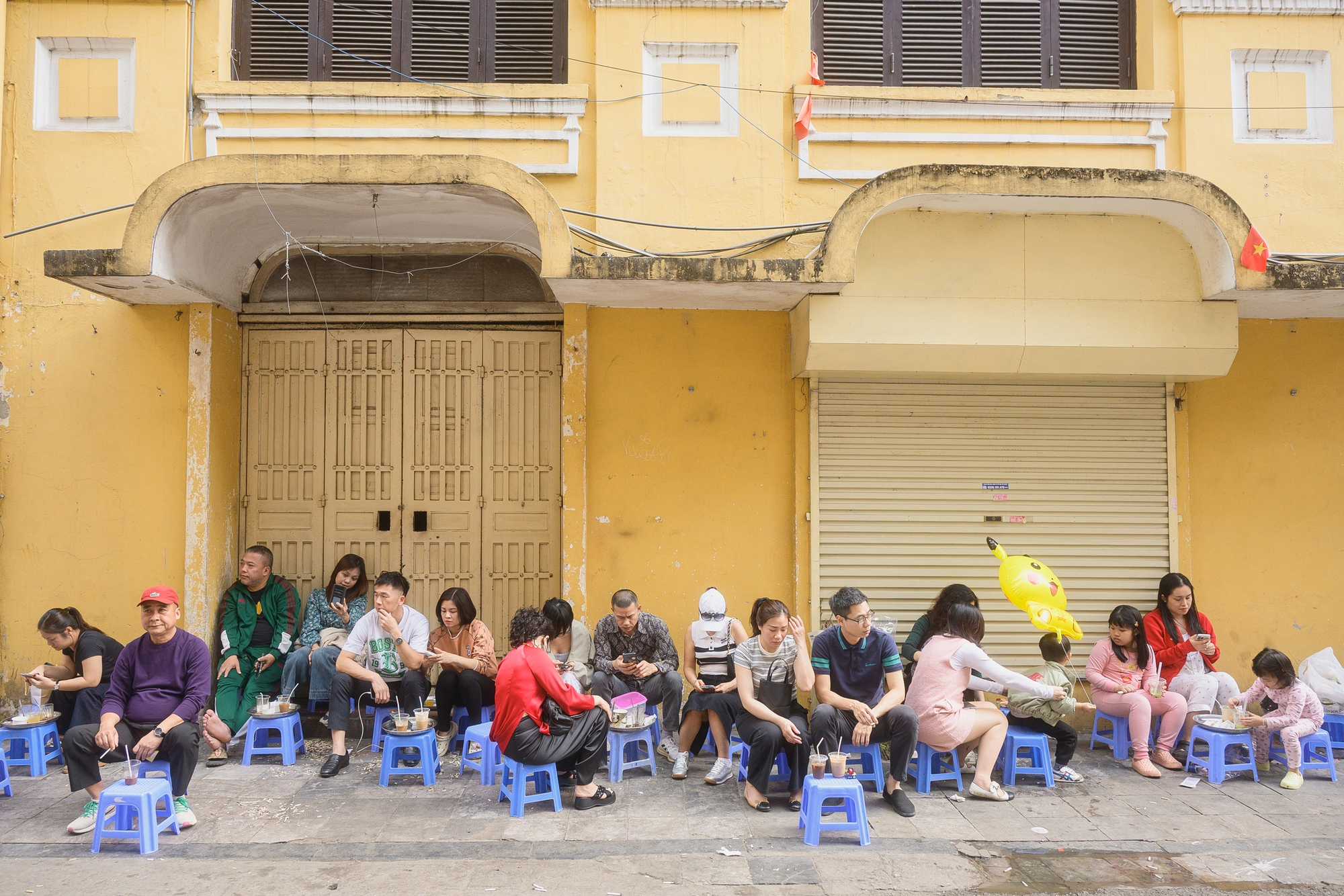 H&agrave; Nội chiều 29 Tết nhẹ t&ecirc;nh, d&acirc;n t&igrave;nh tranh thủ đi c&agrave; ph&ecirc; trong khung cảnh hiếm thấy- Ảnh 4.